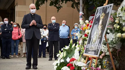 Ofrenda y ángelus por el Deán de la Catedral en la plaza del Castillo donde se coronó a Santa María la Real hace 75 años. PABLO LASAOSA