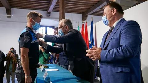 Entrega de medallas y dicplomas durante la festividad de San Miguel, patrón de la Policía Municipal de Pamplona. PABLO LASAOSA