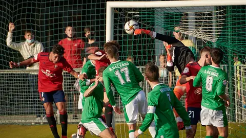 El Osasuna Promesas se enfrena al San Juan en Pamplona. PABLO LASAOSA