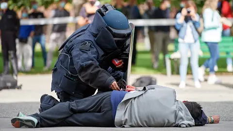 El delegado del Gobierno, José Luis Arasti, asiste a un simulacro de la Policía Nacional sobre un incidente con un individuo con intenciones homicidas* fuera de control. MIGUEL OSÉS