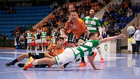 El Helvetia Anaitasuna se enfrenta al Torrelavega en Pamplona. PABLO LASAOSA