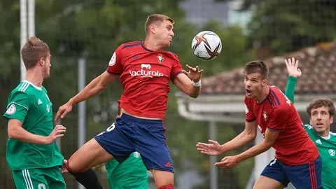 Partido entre Osasuna Promesas y Arenas Getxo disputado en las instalaciones de Tajonar. MIGUEL OSÉS