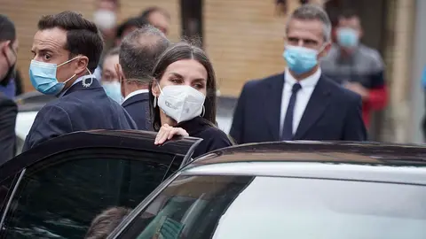 La reina Letizia se sube al coche, después de asistir al Festival de Cine Ópera Prima, en los Cines Moncayo, a 29 de octubre de 2021, en Tudela, Navarra (España). Durante su visita, Letizia ha visionado la película ‘Esa pareja feliz’, la primera obra de Juan Antonio Bardem y Luis Berlanga. El film ha sido premiado por la Reina con motivo del centenario del nacimiento de su director.
ESPAÑA;EUROPA PRESS;SANZ NIETO;EDUARDO
Eduardo Sanz / Europa Press
29/10/2021