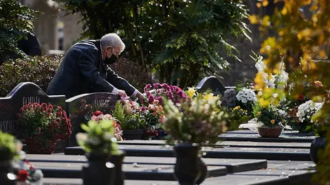 Decenas de personas depositan flores a sus seres queridos durante el primero de noviembre. PABLO LASAOSA