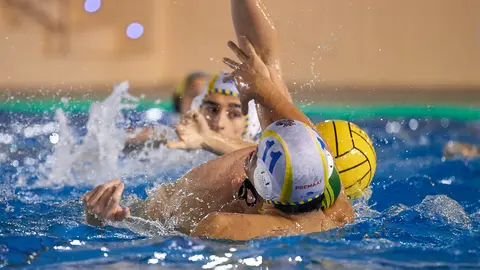 Waterpolo Navarra se enfrenta al Canoe Madrid en la piscina del Amaya. MIGUEL OSÉS