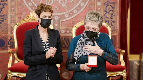 La presidenta de Navarra, María Chivite, preside la entrega de las cruces de Carlos III El Noble a las cinco personas galardonadas en la edición de 2021. PABLO LASAOSA