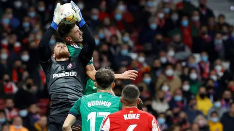 MADRID, 20/11/2021.- El portero esloveno del Atlético de Madrid Jan Oblak, atrapa un balón durante el partido la jornada 14 de LaLiga que Atlético de Madrid y Osasuna disputan hoy sábado en el estadio Wanda Metropolitano, en Madrid.- EFE/Sebastián Mariscal
