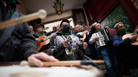 La cofradia de San Saturnino toca en el Pasaje del Seminario en honor al patrón de la ciudad. MIGUEL OSÉS