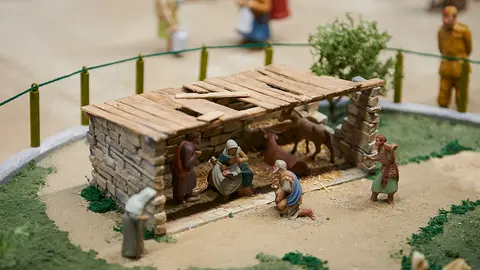 La Corporación municipal, encabezada por el alcalde Enrique Maya y el presidente de la Asociación de Belenistas, Pedro Javier Martínez, inauguran el belén del zaguán del Ayuntamiento. PABLO LASAOSA