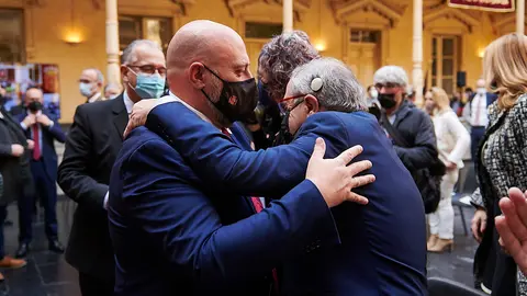 María Chivite, presidenta del Gobierno de Navarra, entrega la Medalla de Oro de Navarra 2021 al Club Atlético Osasuna. PABLO LASAOSA