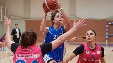 Partido de baloncesto en el polideportivo de Zizur entre el FBN Ardoi y el Estremadura. MIGUEL OSÉS