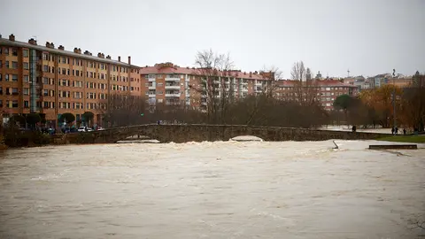 El río Arga se ha desbordado en el barrio de la Rochapea en Pamplona, con numerosas incidencias en diversas zonas con calles y garajes anegados y carreteras cortadas. IÑIGO ALZUGARAY