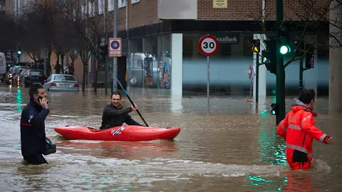 El río Arga se ha desbordado en el barrio de la Rochapea en Pamplona, con numerosas incidencias en diversas zonas con calles y garajes anegados y carreteras cortadas. IÑIGO ALZUGARAY