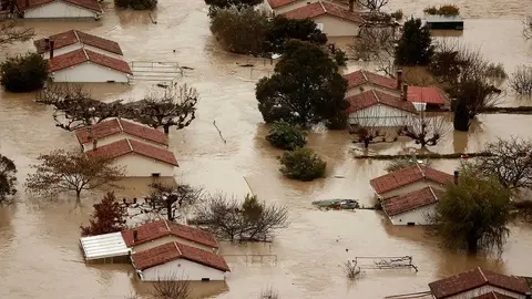Vista aérea de las inundaciones ocasionadas por el desbordamiento río Arga a su paso por Huarte, villava y Burlada en Navarra, este viernes. Los ríos Arga, Ega, Larraun, Ezkurra, Urederra y Baztán han alcanzado en las últimas horas el nivel de alerta por inundaciones en Navarra, donde han comenzado a producirse incendias en diversas zonas con calles y garajes anegados y carreteras cortadas. Las intensas lluvias de los últimos días, que continúan esta mañana, junto al deshielo han contribuido a la crecida de los ríos de la Comunidad Foral que a estas horas se han desbordado en zonas como la comarca de Pamplona impidiendo ya en algunos casos a los vecinos salir de sus casas. EFE/ Jesús Diges