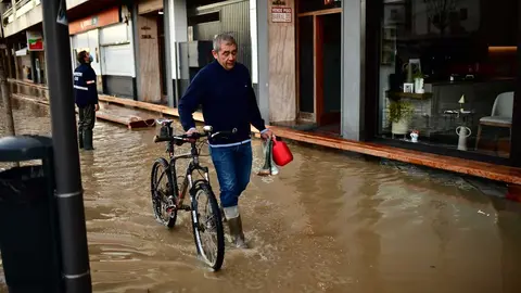 Un hombre pasa con su bicicleta por una calle inundada por la crecida del Ebro en Navarra, a 12 de diciembre de 2021, en Tudela, Navarra (España). La Agencia Estatal de Meteorología (AEMET) espera que el tiempo se estabilice este domingo, cuando irán remitiendo las precipitaciones aunque los fenómenos costeros pondrán en riesgo (nivel amarillo) a nueve provincias.
12 DICIEMBRE 2021;TUDELA;NAVARRA;TEMPORAL;EBRO
Iván Delgado / Europa Press
12/12/2021
