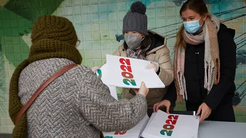Reparto del calendario municipal 2022 en el exterior de la Casa de la Juventud de Pamplona realizado este año por miembros de la Asociación Síndrome de Down. En esta ocasión, la distribución del calendario tiene lugar en 10 puntos diferentes de la ciudad y se entregan un máximo de dos ejemplares por persona. IÑIGO ALZUGARAY