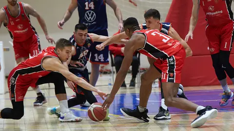 Partido correspondiente a la jornada 11 de la Liga LEB Plata entre Basket Navarra y Tizona Burgos disputado en el pabellón Arrosadía de Pamplona. IÑIGO ALZUGARAY