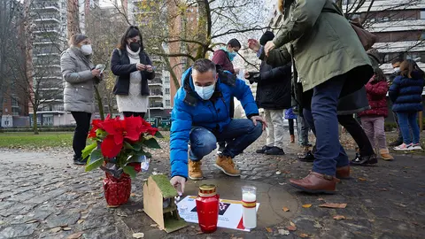 Familiares y amigos de Juan Atarés Peña, asesinado por ETA en 1985, colocan un belén en su recuerdo en el lugar de su muerte en la Vuelta del Castillo de Pamplona en el aniversario de su asesinato. IÑIGO ALZUGARAY