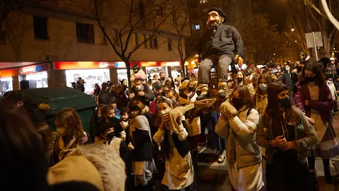 Desfile del Olentzero por el barrio de Iturrama en Pamplona. IÑIGO AZLUGARAY