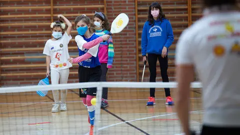 La Asociación Pickleball Navarra presenta un nuevo deporte de raqueta llamado Pickleball en una jornada de puertas abiertas en las instalaciones deportivas de Zizur Mayor. Se trata de un deporte inclusivo, muy accesible a personas con o sin discapacidad física o psíquica de diferentes edades y sexo. El Pickleball combina elementos del tenis, pádel, bádminton y ping pong. IÑIGO ALZUGARAY