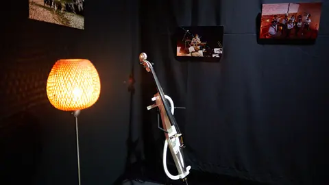 La concejala de Cultura e Igualdad del Ayuntamiento de Pamplona, María García-Barberena, y el director del área de Cultura, Jorge Urdánoz, asisten al primer pase del espectáculo musical inmersivo "Reflejos", que se ofrece hasta el 9 de enero en una carpa situada junto al Monumento del Encierro. IÑIGO ALZUGARAY