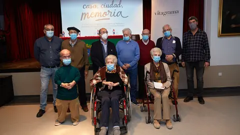 Presentación de los resultados del proyecto “Casa, ciudad, memoria” en el salón de actos de la Casa Misericordia de Pamplona con la presencia de los residentes que han participado. IÑIGO ALZUGARAY