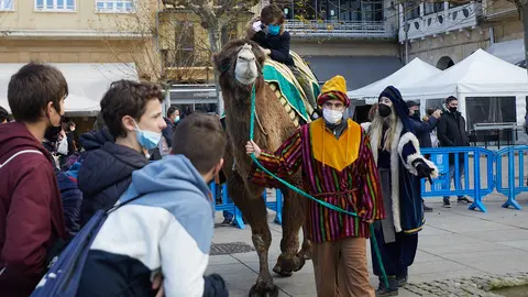 Niños y niñas dan un paseo montados en las Dromedarias Reales en la Plaza de Castillo de Pamplona acompañados por los pajes de SS.MM. Los Reyes Magos. IÑIGO ALZUGARAY