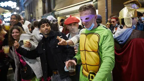 Nochevieja atípica en Pamplona por el cierre del ocio nocturno a la 1 de la madrugada debido a las restricciones por el coronavirus. IÑIGO ALZUGARAY