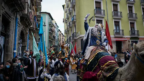 Los Reyes Magos acceden a Pamplona por el Portal de Francia durante la cabalgata de 2022. PABLO LASAOSA