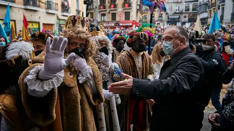 Los Reyes Magos acceden a Pamplona por el Portal de Francia durante la cabalgata de 2022. PABLO LASAOSA