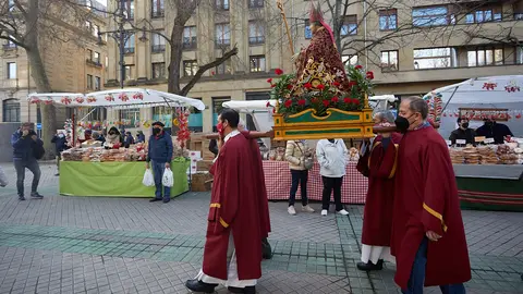 Celebración de la festividad de San Blas con la tradicional procesión y posterior misa en la iglesia de San Nicolás de Pamplona y la bendición de los puestos, este año situados en el Paseo de Sarasate debido a las medidas de seguridad por la pandemia del Covid. IÑIGO ALZUGARAY