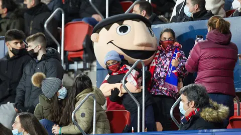 La grada de El Sadar durante el partido de la Liga Santander entre Osasuna y Sevilla. IÑIGO ALZUGARAY