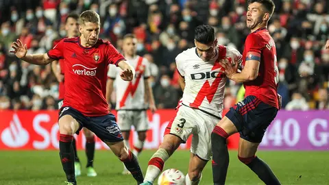 Darko Brasanack y David García impiden el tiro de Radamel Falcao. Irina R. Hipolito / AFP7 / Europa Press