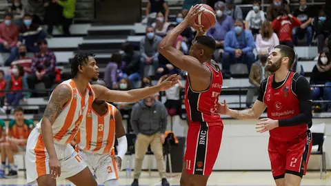Partido de baloncesto correspondiente a la liga LEB Plata entre ENERparking Basket Navarra y Club Baloncesto Morón celebrado en el Polideportivo Arrosadía de Pamplona. IÑIGO ALZUGARAY