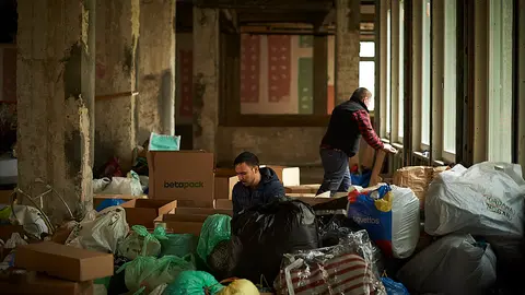 Varios voluntarios ordenan en cajas las donaciones de la ciudadanía pamplonesa para enviarlas la frontera entre Polinía y Ucrania. PABLO LASAOSA