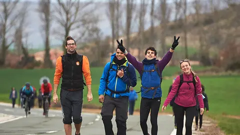 Cientos de personas peregrinan hacia Javier durante la primera javierada de 2022. PABLO LASAOSA