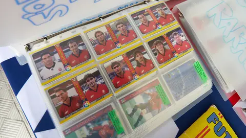 Miki Bermejo, coleccionista de cromos y otros materiales relacionados con Osasuna, organiza el 'Rastrillo Rojillo' en los bajos del Estadio de El Sadar. IÑIGO ALZUGARAY