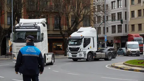 Marcha lenta de camiones convocada por Tradisna en protesta por el alto precio de los combustibles. IÑIGO ALZUGARAY