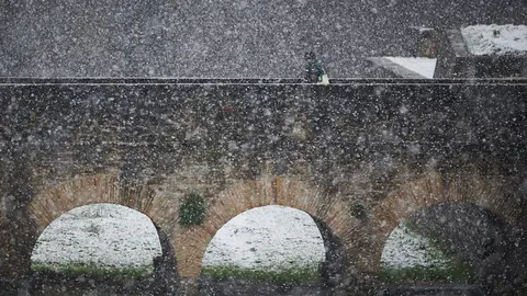 La borrasca ‘Ciril’ trae nieve a Pamplona el primer día de abril. PABLO LASAOSA