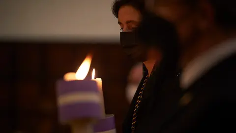 La Corporación Municipal del Ayuntamiento de Pamplona participa junto a la Hermandad de la Pasión en la Función de las Cinco Llagas. PABLO LASAOSA