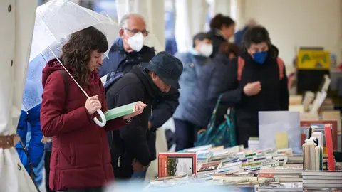 Las librerías vuelven a la calle para celebrar el Día del Libro y de la Flor en Pamplona. PABLO LASAOSA