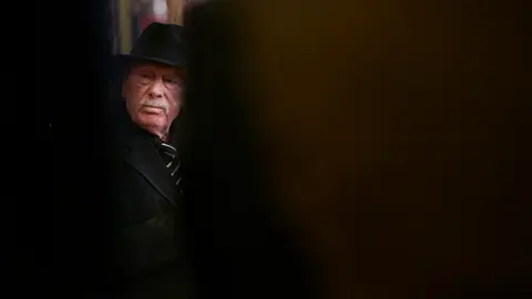 La presidenta de Navarra, María Chivite, recibe a representantes de la Federación de Asociaciones Gitanas de Navarra, GazKaló, con motivo del Día de la Comunidad Gitana de Navarra. PABLO LASAOSA