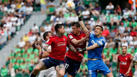 ELCHE, 01/05/2022.- El portero del Elche, Edgar Badía (d) despeja el balón ante los jugadores del Osasuna Budimir y Chimy Avila, durante el encuentro Elche-Osasuna de Primera División de fútbol celebrado en el estadio Martinez Valero de Elche este domingo. EFE / Manuel Lorenzo
