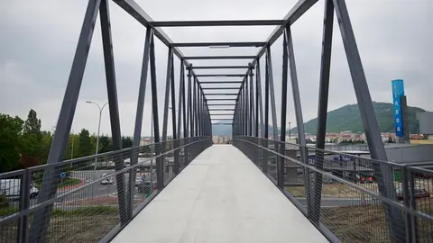 El consejero de Cohesión Territorial, Bernardo Ciriza, visita la nueva pasarela peatonal y ciclable de Itaroa, cuyas obras acaban de finalizar. PABLO LASAOSA