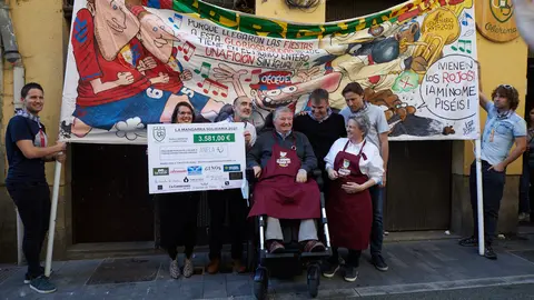 Entrega de la mandarra solidaria de la Peña Oberena a la asociación ANELA. IÑIGO ALZUGARAY