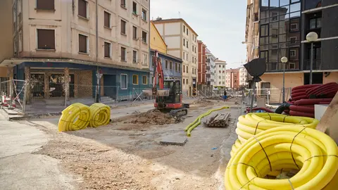 Los miembros del Consejo de Gerencia y de la Comisión de Urbanismo del Ayuntamiento visitan las obras de reurbanización del entorno de las calles Manuel de Falla, Río Urrobi y Río Irati, en el barrio de la Milagrosa. PABLO LASAOSA