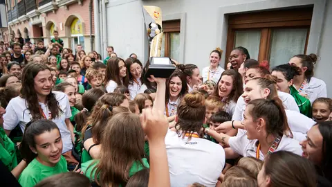Centenares de personas reciben en Villava al Beti Onak por el ascenso a Liga Guerreras Iberdrola. PABLO LASAOSA