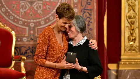 Entrega de las cruces de Carlos III El Noble a las cinco personas galardonadas en la edición de 2022, el dibujante César Oroz, el periodista Fermín Goñi, la editora Sandra Ollo, el pedagogo y promotor del euskera Aitor Etxarte (a título póstumo), y Josefina Campos, una de las principales referentes del movimiento memorialista. PABLO LASAOSA