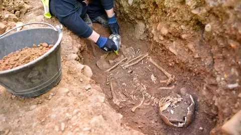 Los miembros de la Gerencia y de la Comisión de Urbanismo del Ayuntamiento visitan las obras de peatonalización de la calle Bosquecillo y conocen los hallazgos arqueológicos encontrados hasta la fecha en la zona. PABLO LASAOSA