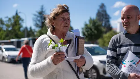 Personas con fibromialgia reparten 4.000 plantas en el complejo Hospitalario de Pamplona para concienciar y ofrecer su testimonio. IRAITZ IRIARTE.